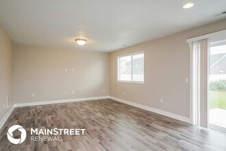 3562 Bridgeview Ln in Syracuse, UT - Foto de edificio - Building Photo