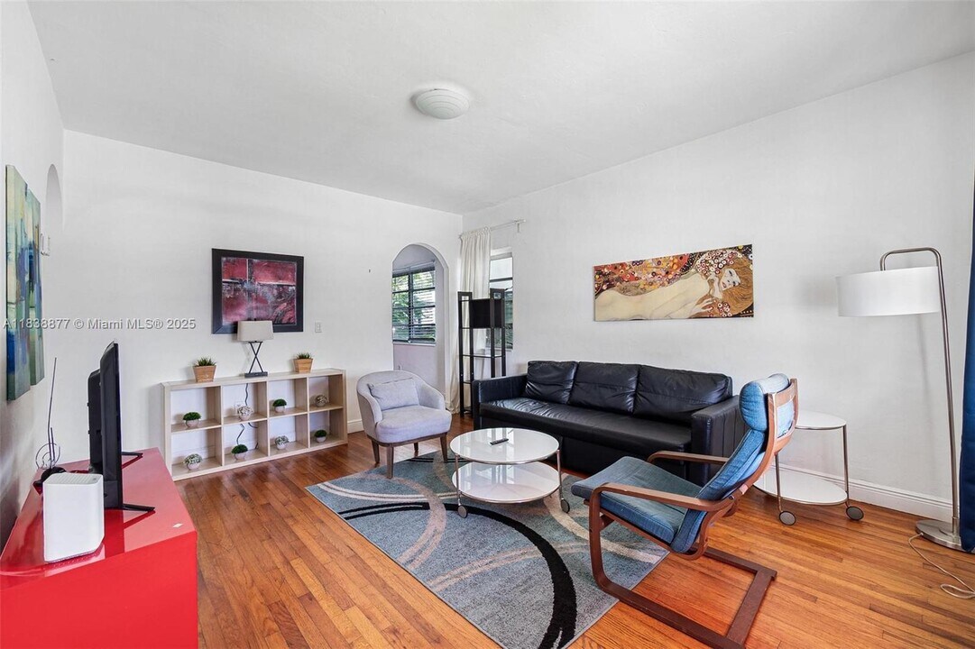 220 Beacom Blvd in Miami, FL - Building Photo