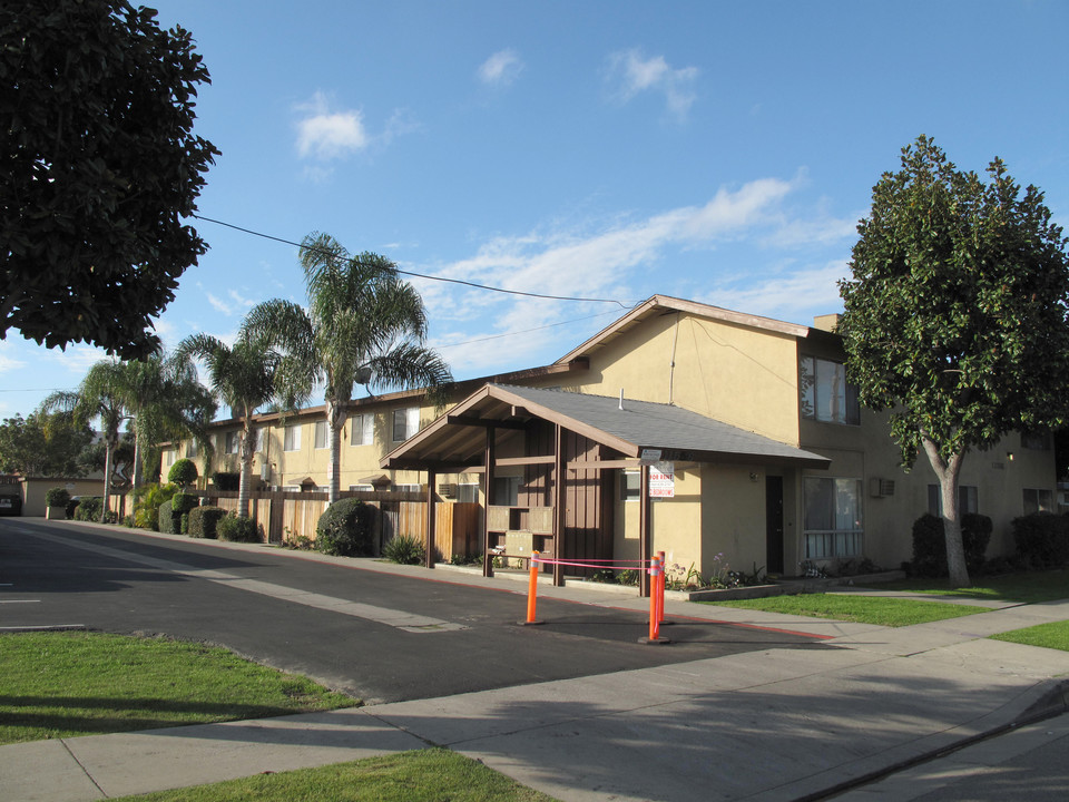 Lakewood Townhouse Apartments in Lakewood, CA - Building Photo