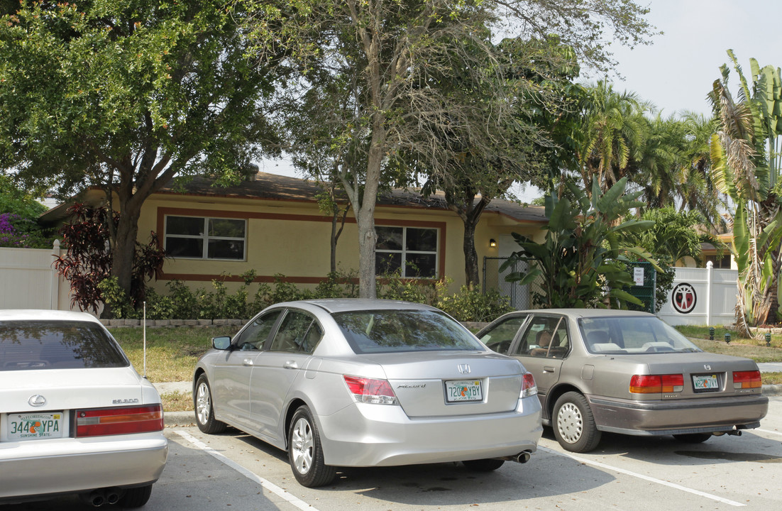 2250 NE 171st St in North Miami Beach, FL - Foto de edificio