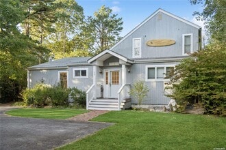 25 Blue Jay Way in East Hampton, NY - Building Photo - Building Photo