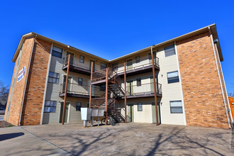 Campus Station in Norman, OK - Foto de edificio - Building Photo