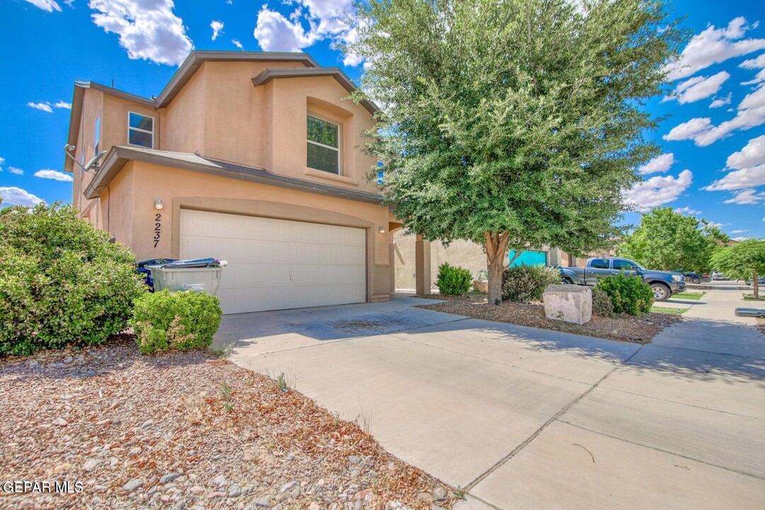 2237 Azure Point in El Paso, TX - Foto de edificio