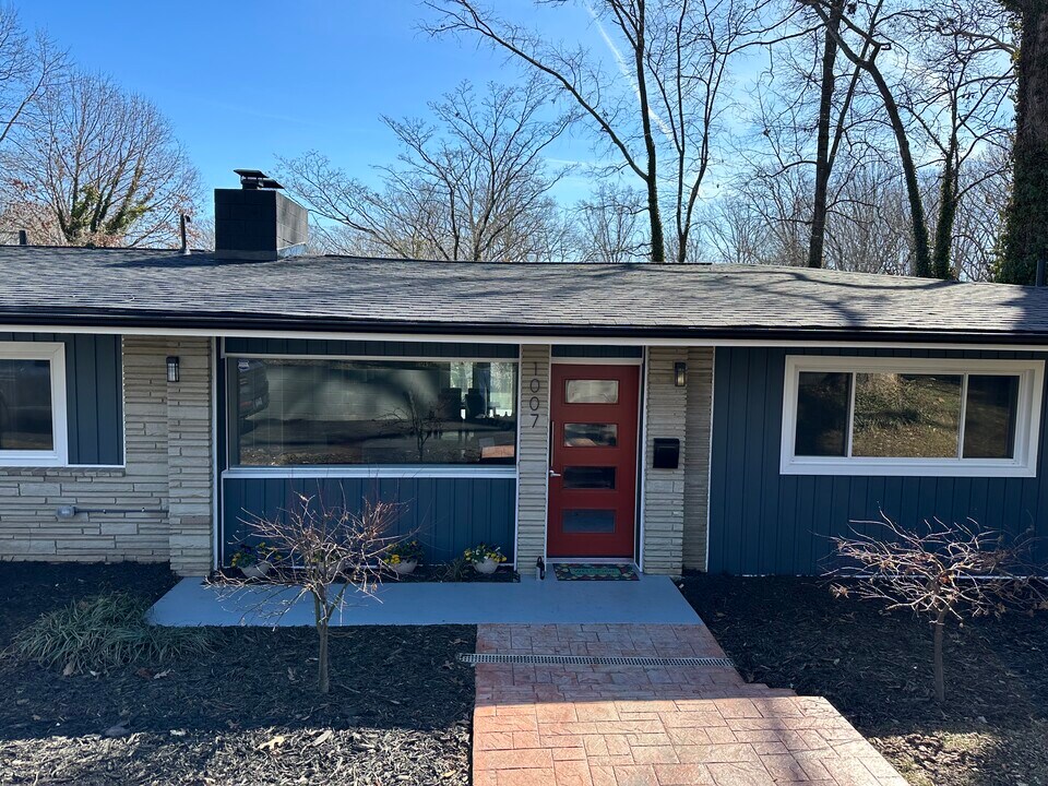 1007 N Peace Haven Rd in Winston-Salem, NC - Foto de edificio