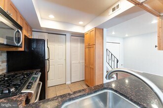 2010 Green St in Philadelphia, PA - Building Photo - Building Photo