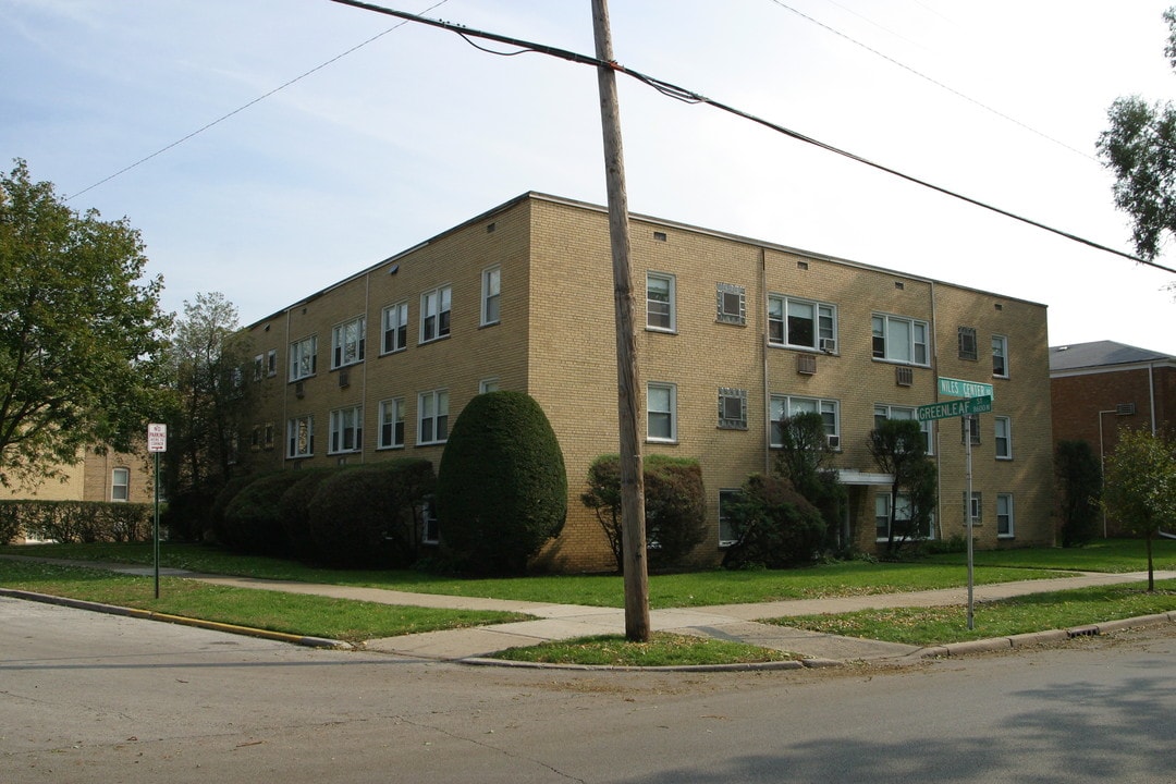 8557 N Niles Center Rd in Skokie, IL - Foto de edificio