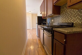 909 W Cornelia Ave, Unit J08P in Chicago, IL - Foto de edificio - Building Photo