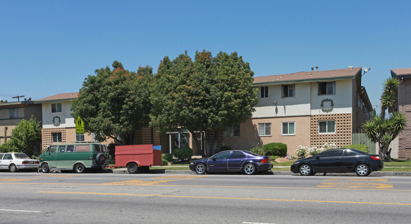 8760 Woodman Ave in Arleta, CA - Foto de edificio