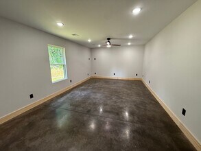 112 Hooper Dr in Charlotte, TN - Building Photo - Building Photo