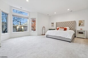 33 Clarken Dr in West Orange, NJ - Building Photo