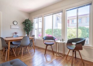 1118 Chula Vista Ave in Burlingame, CA - Foto de edificio - Building Photo