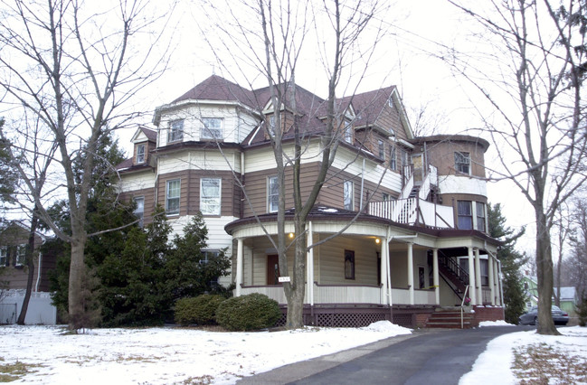 130 W 5th Ave in Roselle, NJ - Foto de edificio - Building Photo