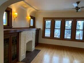 6830 Kinsman St in Wauwatosa, WI - Foto de edificio - Building Photo