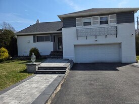 838 Pepperidge Rd in Westbury, NY - Building Photo