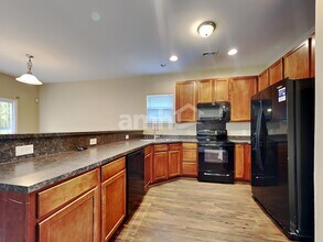 577 English Oak Cir in Moncks Corner, SC - Foto de edificio - Building Photo