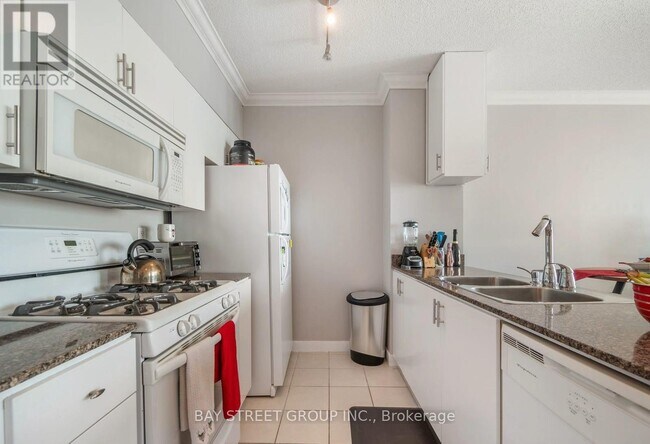 35 Mariner Terrace in Toronto, ON - Building Photo - Building Photo