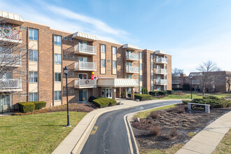 Greenbrier Apartments in Arlington Heights, IL - Building Photo - Primary Photo