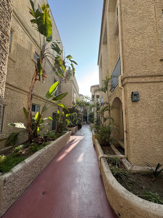 Villa Isabella in Culver City, CA - Building Photo - Building Photo