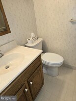 154 Woodstream Dr in Norristown, PA - Building Photo