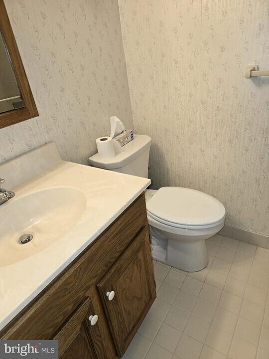 154 Woodstream Dr in Norristown, PA - Building Photo