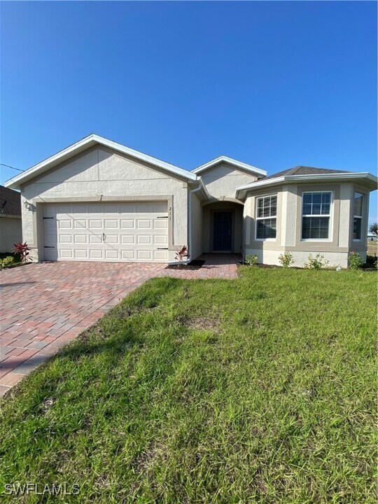 2220 NE 5th Ave in Cape Coral, FL - Building Photo