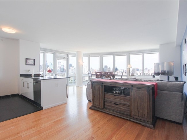 4545 Center Blvd-Unit -3201 in Queens, NY - Building Photo - Building Photo