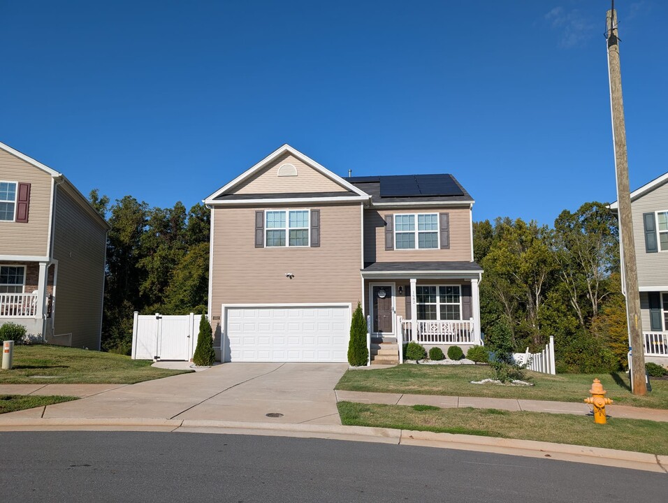 1682 Weatherend Dr in Rural Hall, NC - Foto de edificio