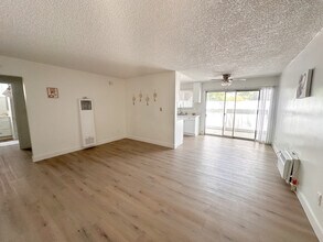 8332 Zelzah Ave, Unit 5 in Northridge, CA - Building Photo - Building Photo