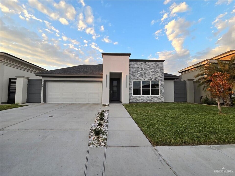 11 E St in Palmview, TX - Building Photo