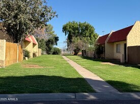 3311 W Golden Ln in Phoenix, AZ - Building Photo