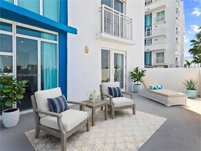 7600 Collins Ave in Miami Beach, FL - Building Photo - Building Photo