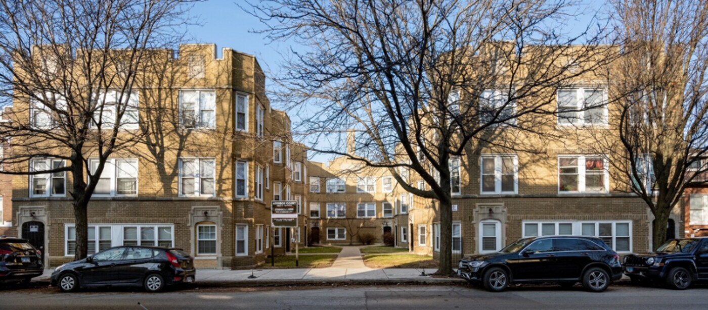 4826 W Addison St in Chicago, IL - Building Photo