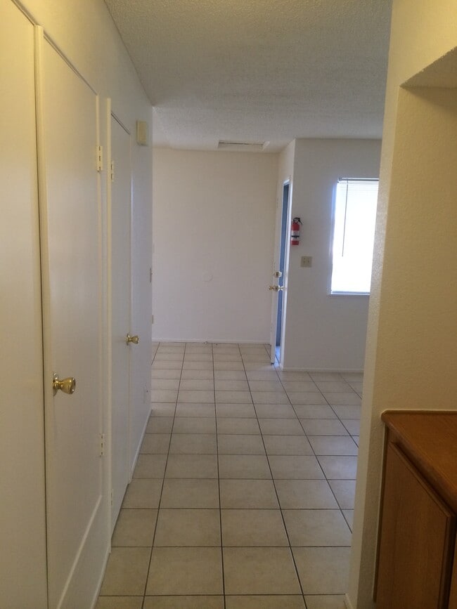 1022 E Ave Q-3 Ave, Unit A in Palmdale, CA - Foto de edificio - Building Photo