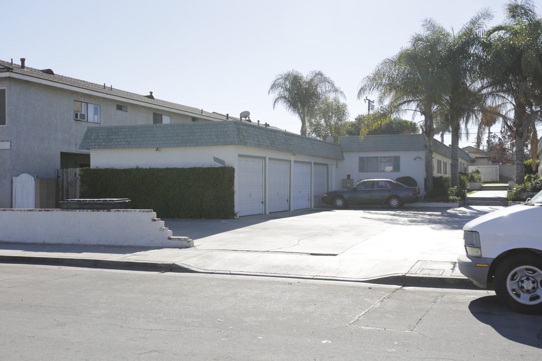 7922 Newman Ave in Huntington Beach, CA - Building Photo