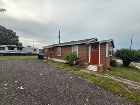 713 N 19th St in Fort Pierce, FL - Building Photo