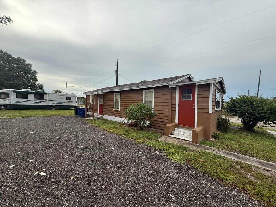 713 N 19th St in Fort Pierce, FL - Building Photo