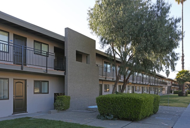 350 Dunster Apartments in Campbell, CA - Building Photo - Building Photo