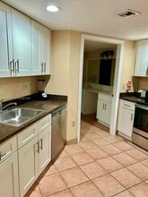 16690 Blatt Blvd in Weston, FL - Foto de edificio - Building Photo