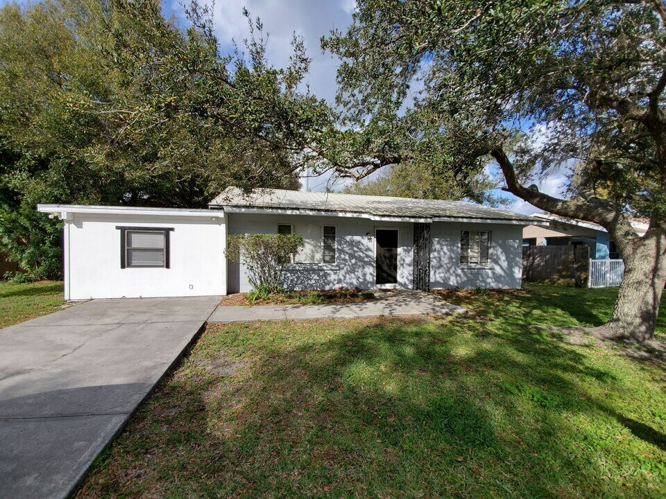 1323 56th Ave Dr E in Bradenton, FL - Building Photo