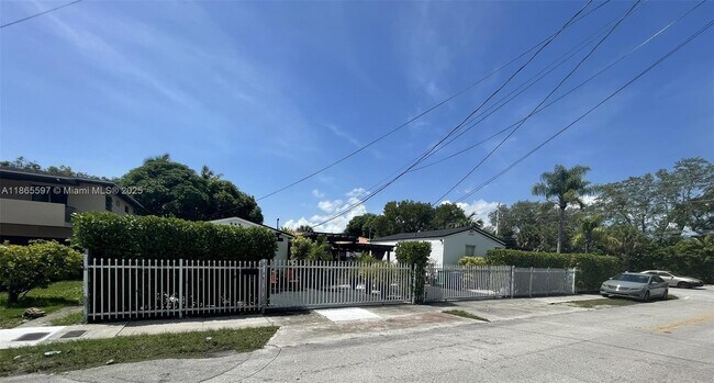 200-210 NE 110th St in Miami, FL - Foto de edificio - Building Photo