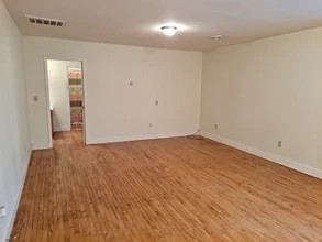 103 E 5th St, Unit #2 in Mound City, MO - Foto de edificio - Building Photo