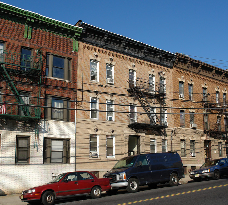 44 Broadway in Jersey City, NJ - Building Photo