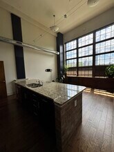 715 N Graham St, Unit 209 in Charlotte, NC - Foto de edificio - Building Photo