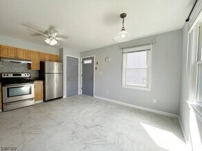 31 Lakeside Blvd in Hopatcong, NJ - Foto de edificio - Building Photo