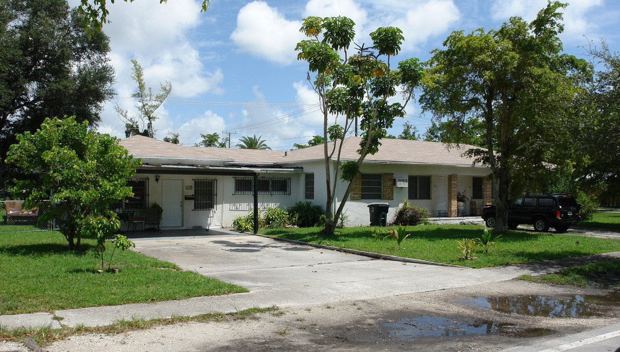 659 NE 138th St in Miami, FL - Building Photo