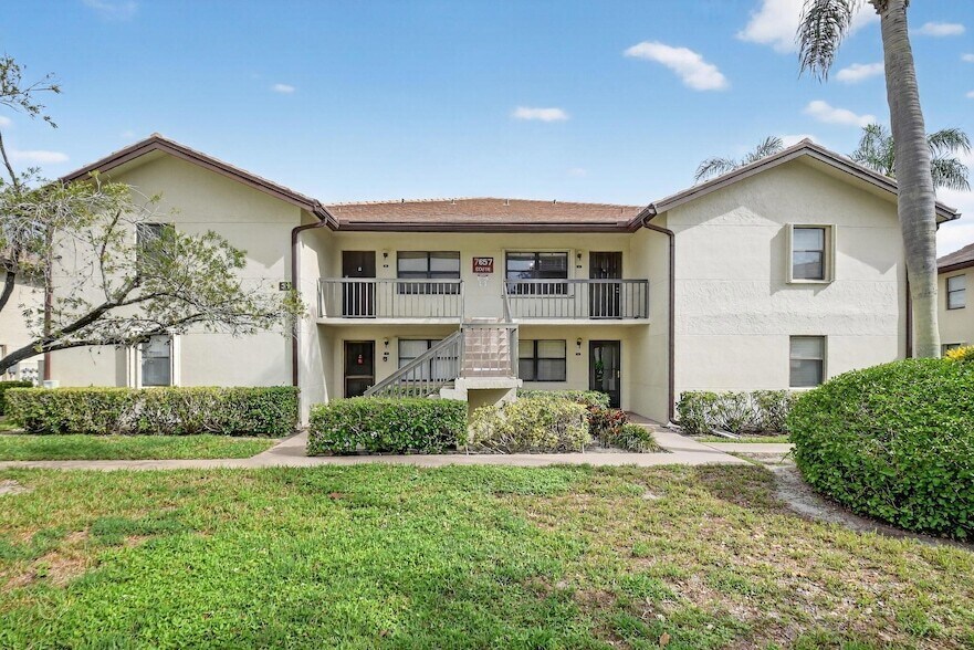 7657 Tahiti Ln, Unit 2020 in Greenacres, FL - Foto de edificio