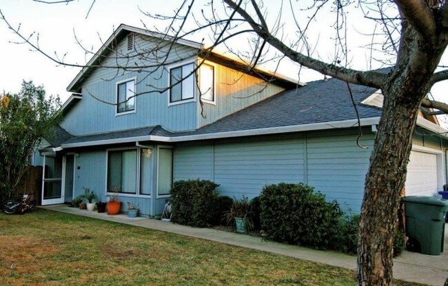2005-2015 Fancy Oaks Dr in Redding, CA - Building Photo - Building Photo