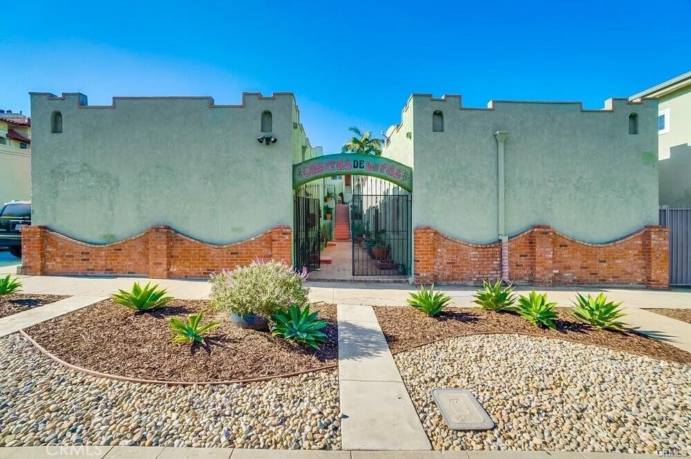1021 S Meyler St in Los Angeles, CA - Building Photo