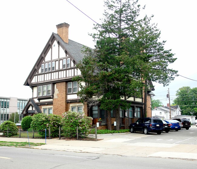 Mayfield Apartments in Erie, PA - Foto de edificio - Building Photo