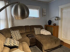33 Oakland Rd in Brookline, MA - Building Photo - Building Photo